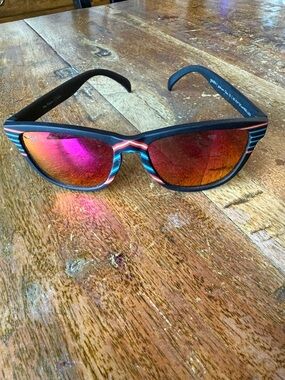 Wonder Woman Goodr sunglasses